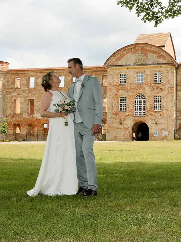 Hochzeitsbild Mann und Frau in der Natur vor altem Kloster