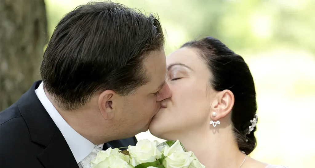 Hochzeitsbild Mann und Frau in der Natur