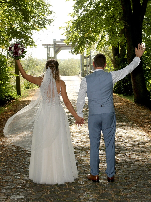 Hochzeitsbild Mann und Frau in der Natur