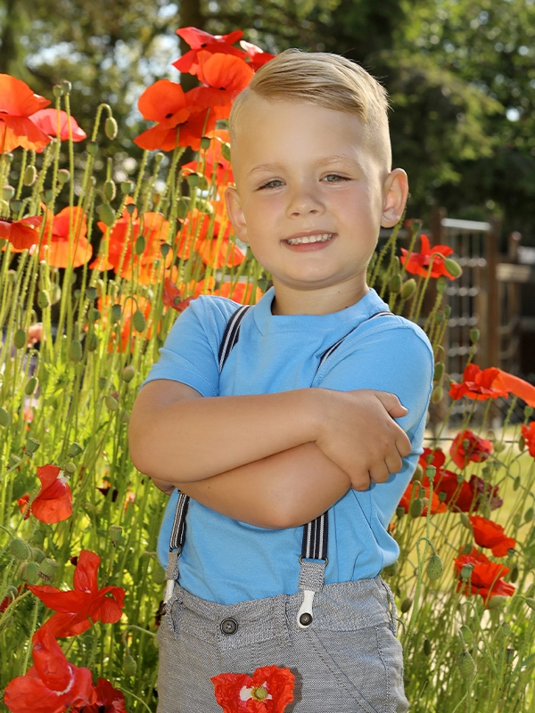 Kindergarten Bild Kind stehend Blumen Natur