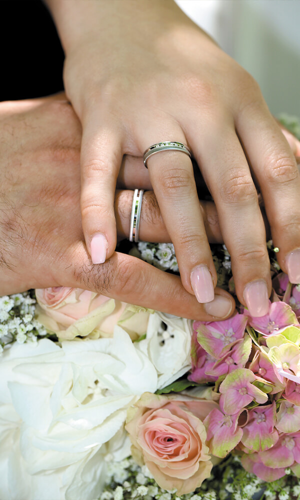 Hochzeitsbild Mann und Frau Hände Ringe