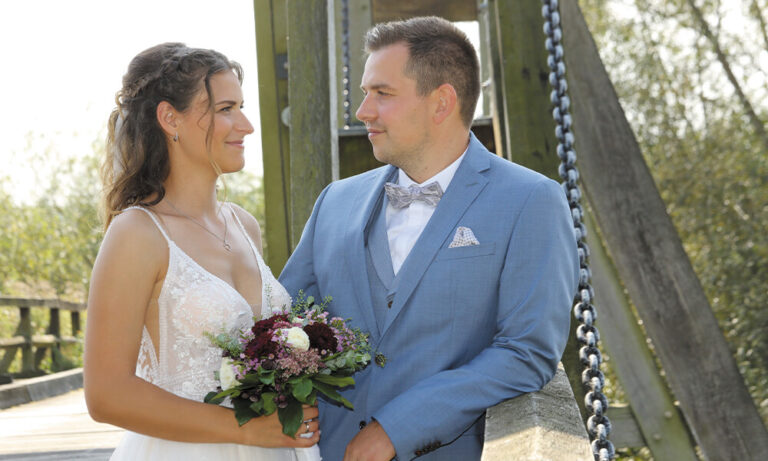 Hochzeitsbild Mann und Frau auf der Brücke
