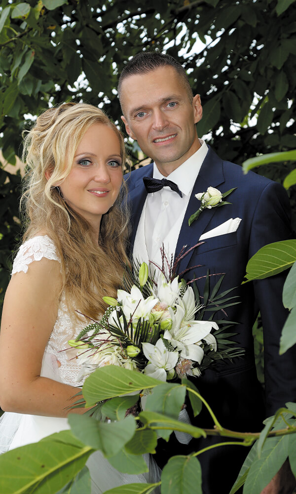 Hochzeitsbild Mann und Frau in der Natur mit Blumenstrauß