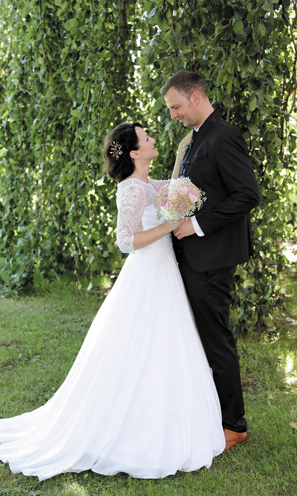 Hochzeitsbild Mann und Frau in der Natur