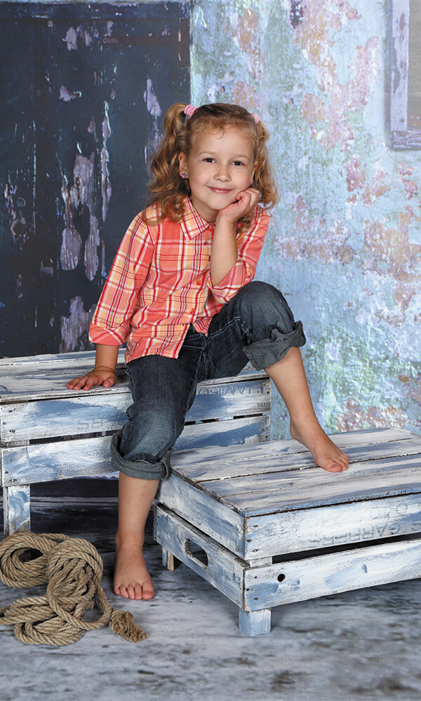 Kindergarten Bild Kind sitzend Kiste Holz