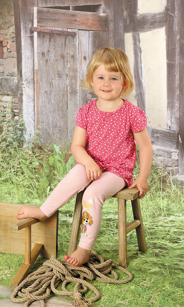 Kindergarten Bild Kind sitzend Hocker Holz