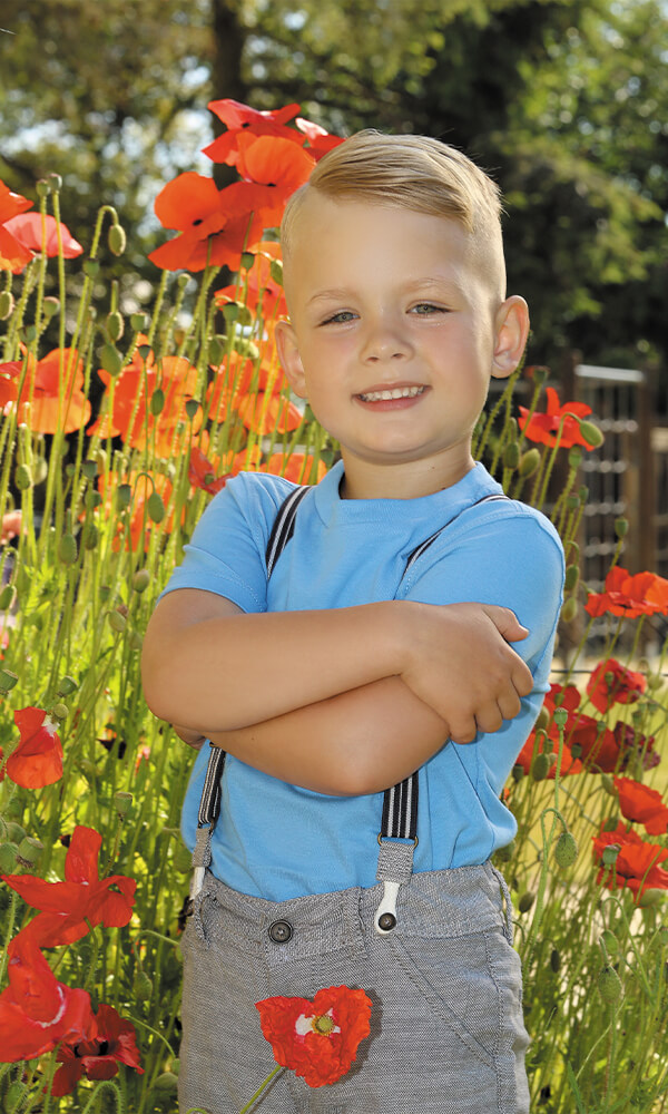 Kindergarten Bild Kind stehend Blumen