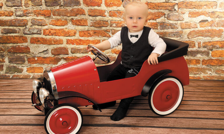 Kindergarten Bild Kind im Auto