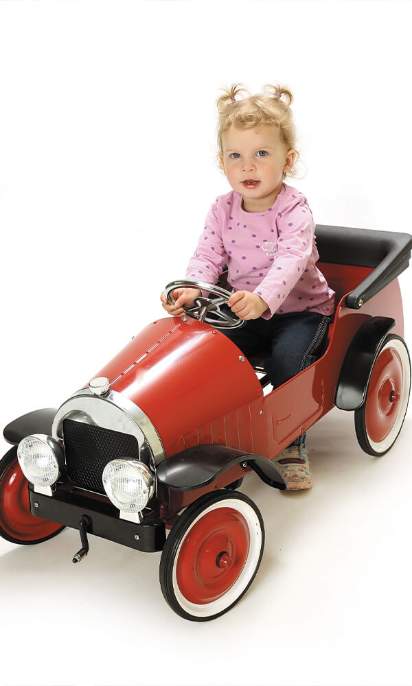 Kindergarten Bild Kind sitzend im Spielzeug Auto