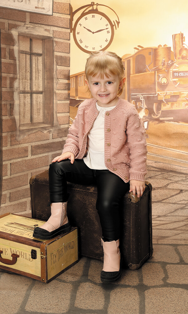 Kindergarten Bild Kind sitzend auf Koffer
