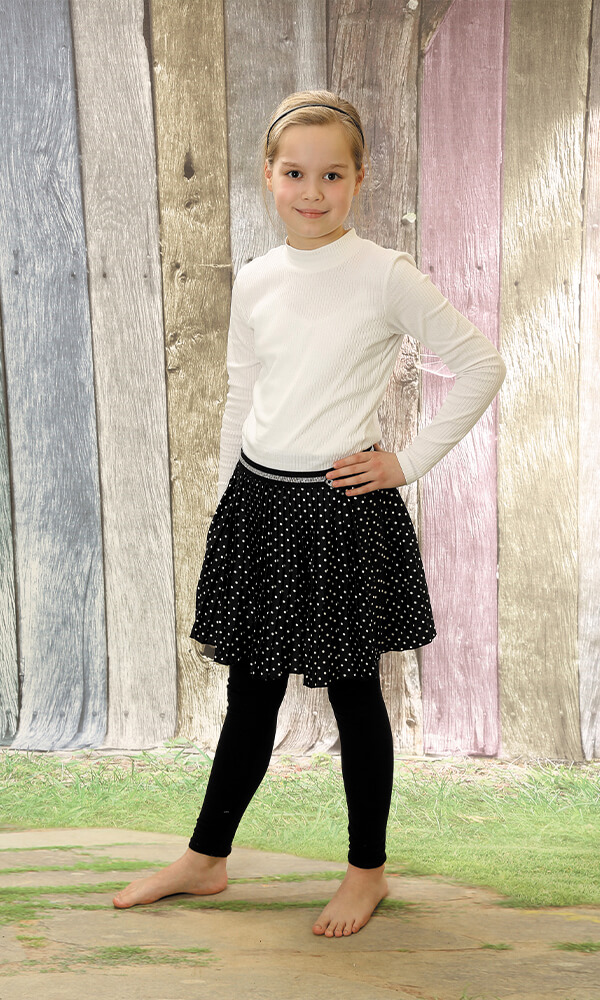 Kindergarten Bild Kind stehend Holzbretter im Hintergrund