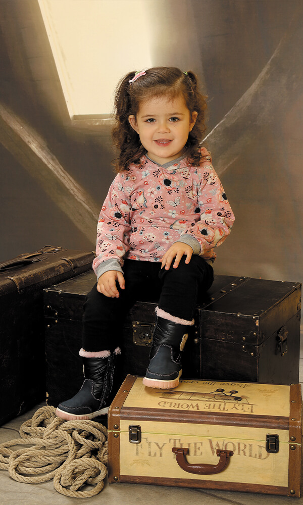 Kindergarten Bild Kind sitzend auf Koffern