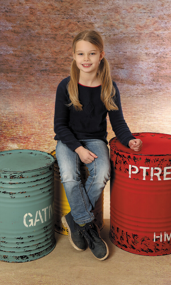 Kindergarten Bild Kind sitzend auf Fässern