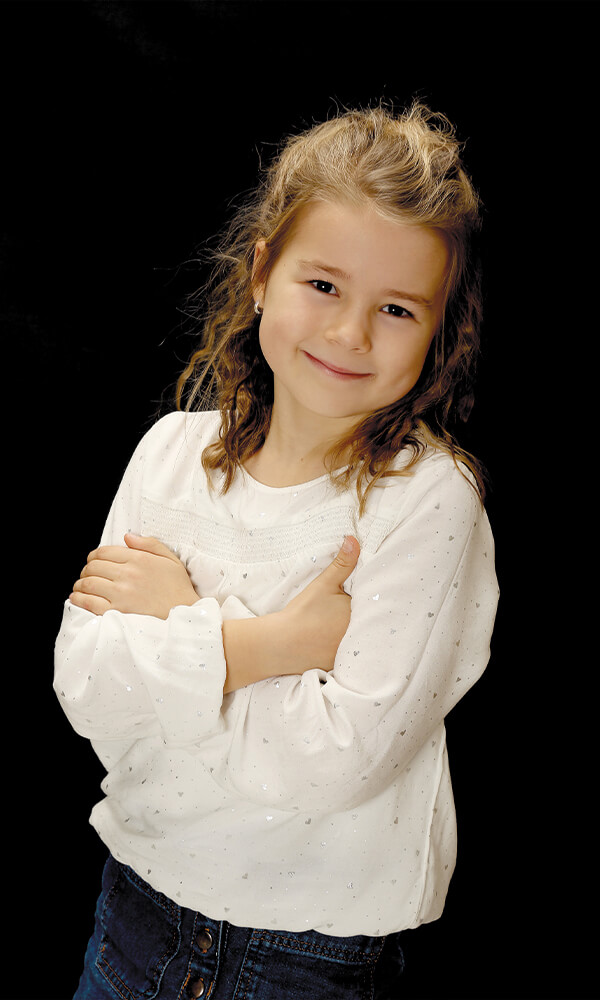 Kindergarten Bild Kind Porträt schwarzer Hintergrund