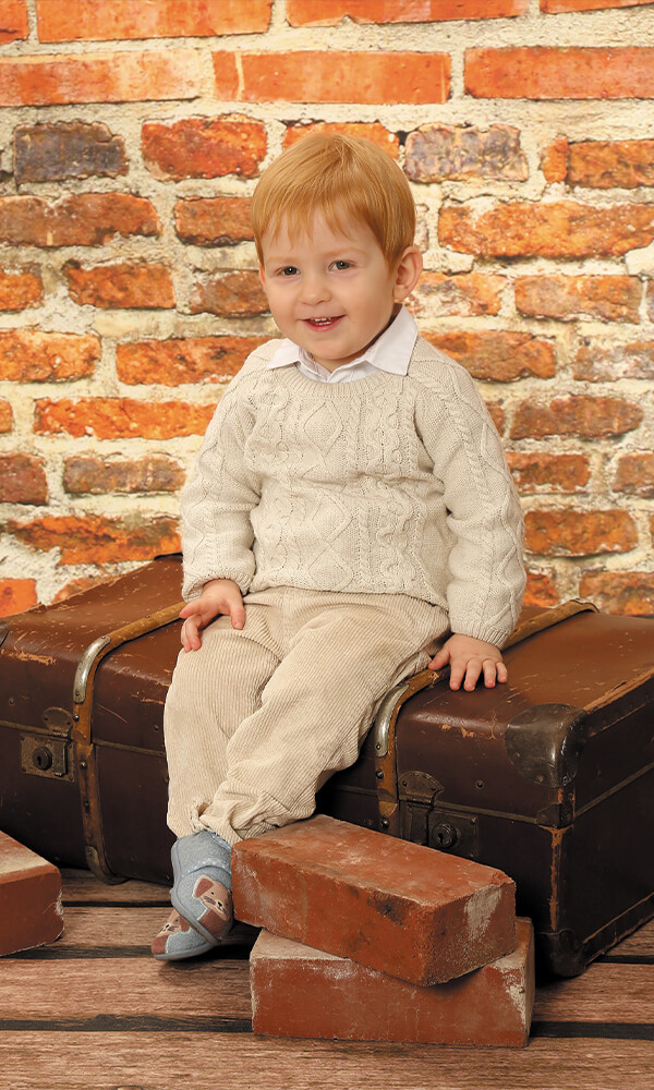 Kindergarten Bild Kind Koffer sitzend