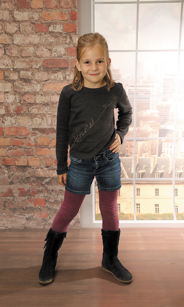 Kindergarten Bild Kind im Loft stehend