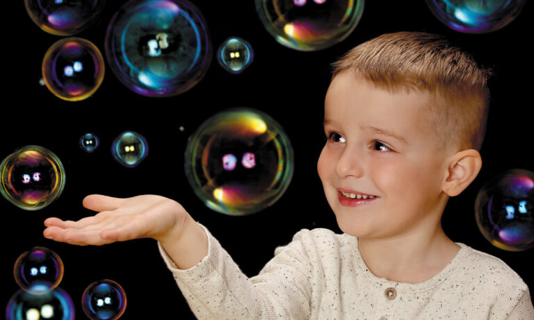 Kindergarten Bild Kind Seifenblasen