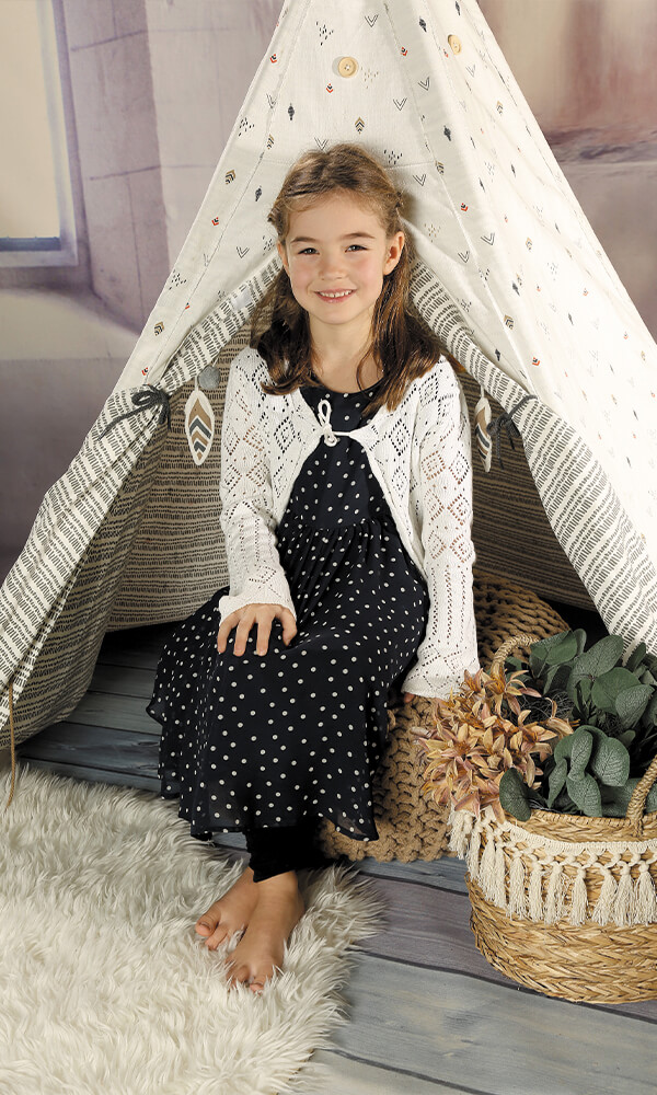 Kindergarten Bild Kind im Tipi