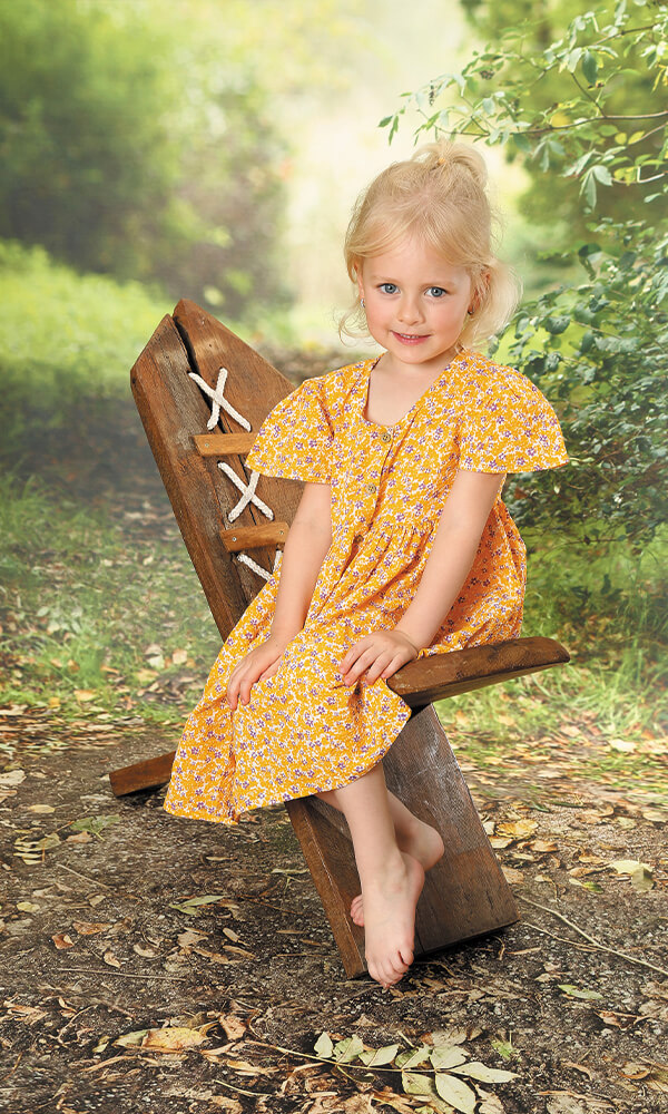 Kindergarten Bild Kind auf Holzstuhl