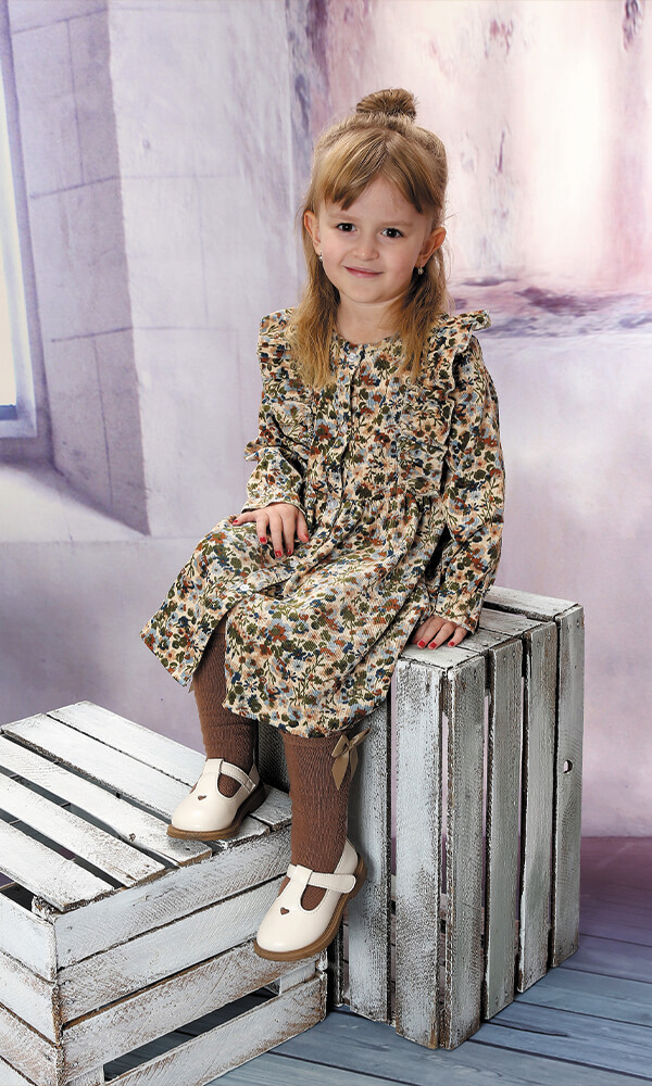 Kindergarten Bild Kind auf Holzkisten